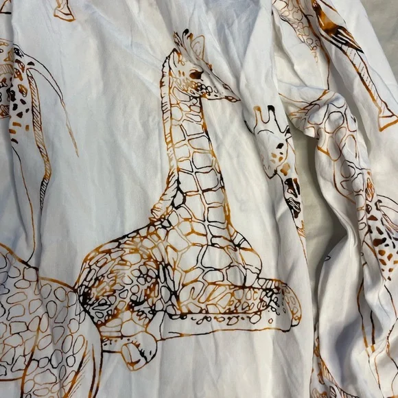 Jane + Delancey White Giraffe Print Button-Up Shirt Size Medium - Picture 7 of 7